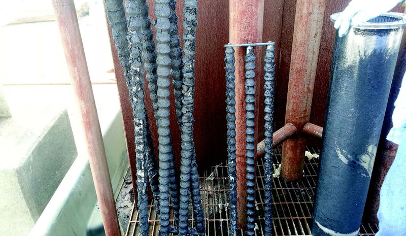 The magnet is a stainless steel tube magnet that pulls metal particles from the system